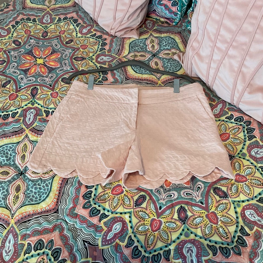 Crown & Ivy, Size 6, GUC, pale pink scalloped edge shorts.